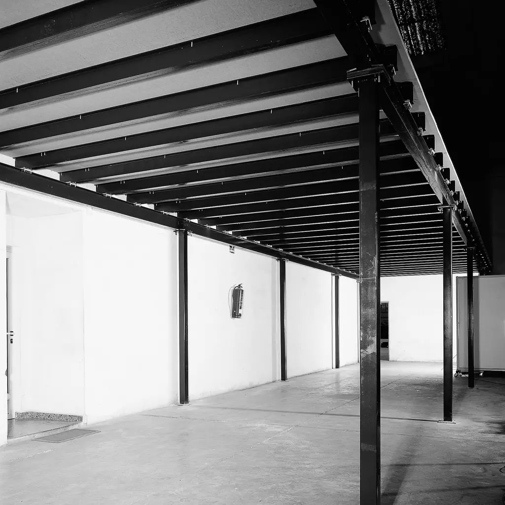 Área de almacenamiento vacía con entrepiso metálico, listo para ser equipado para operaciones logísticas.