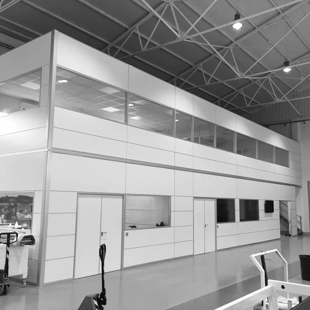 Espacio industrial amplio con entrepiso metálico de dos niveles, aprovechando al máximo la altura del edificio.