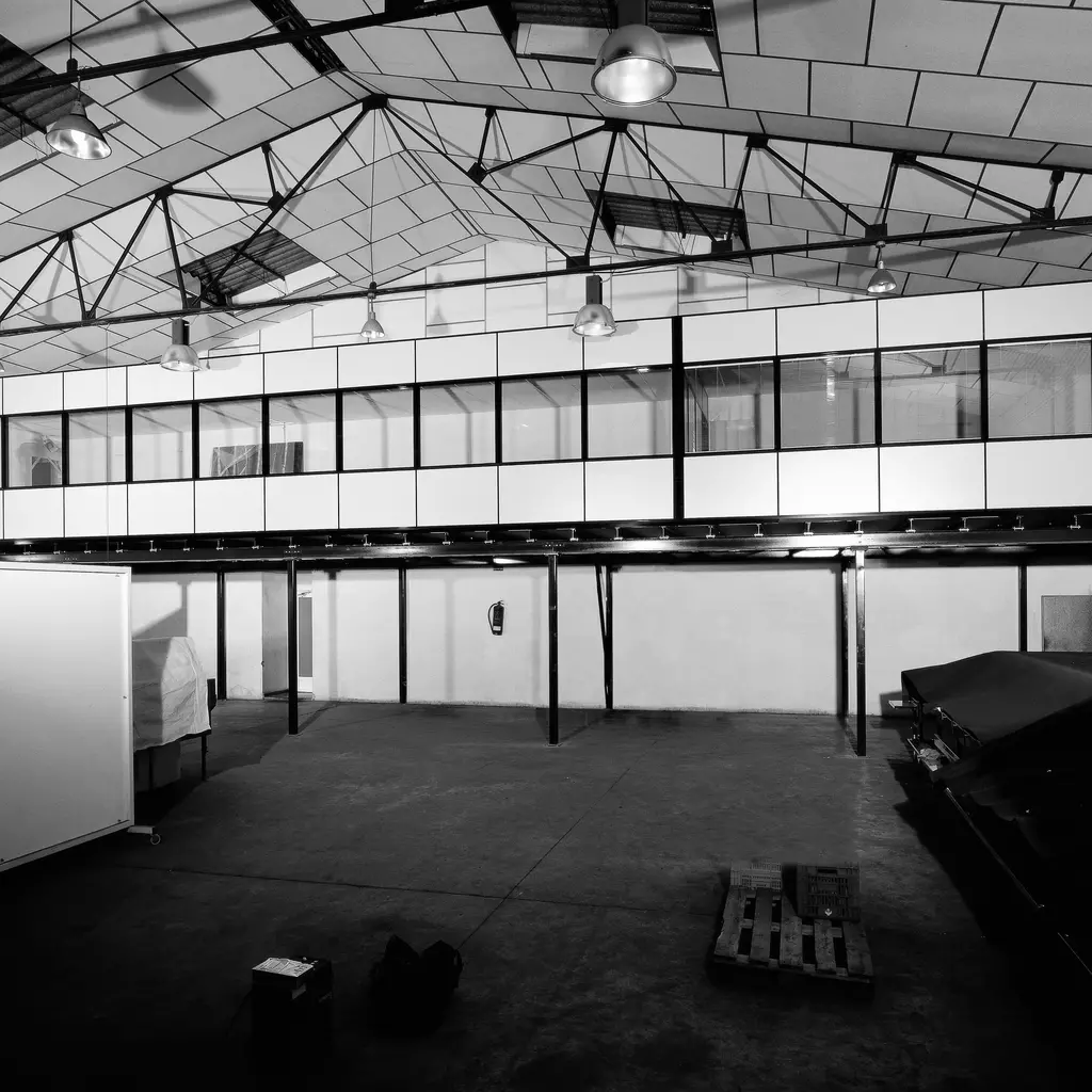 Vista interna de un altillo industrial vacío, destacando la amplitud y versatilidad del espacio adicional.